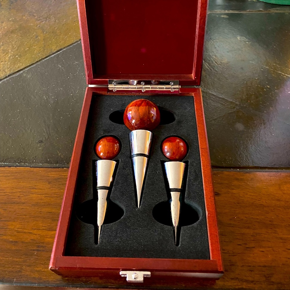 Nice Boxed Set of Wine Stoppers – Two Sizes.